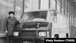 NIIAT-A923, prototip električnog kombija za dostavu sovjetske proizvodnje, fotografisan 1974. godine. Dizajn je na kraju bio izuzetno težak i prožet tehničkim nedostacima koje je bilo teško prevazići tehnologijom baterija tog vremena.