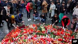 مردم پراگ در روز جمعه به یاد قربانیان حادثه شمع روشن می‌کنند