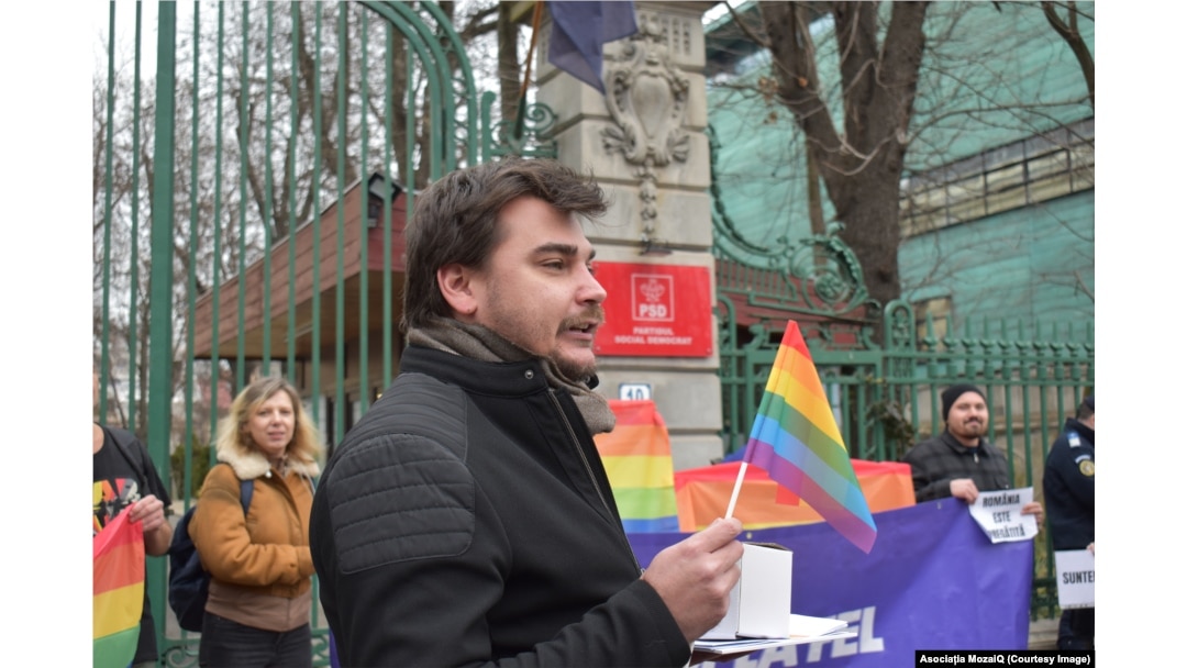 Vlad Viski i-a adus premierului Marcel Ciolacu câteva lucruri care să-l încurajeze să adopte parteneriatul civil.