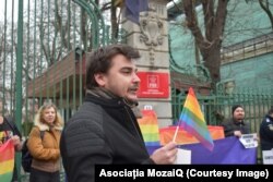 Vlad Viski i-a adus premierului Marcel Ciolacu câteva lucruri care să-l încurajeze să adopte parteneriatul civil.