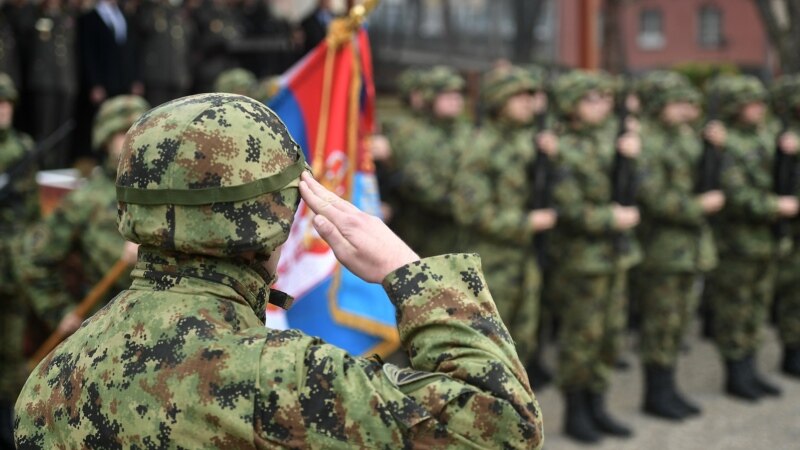 Rikthimi i shërbimit të detyrueshëm ushtarak në Serbi, pa arsye dhe çmim të qartë