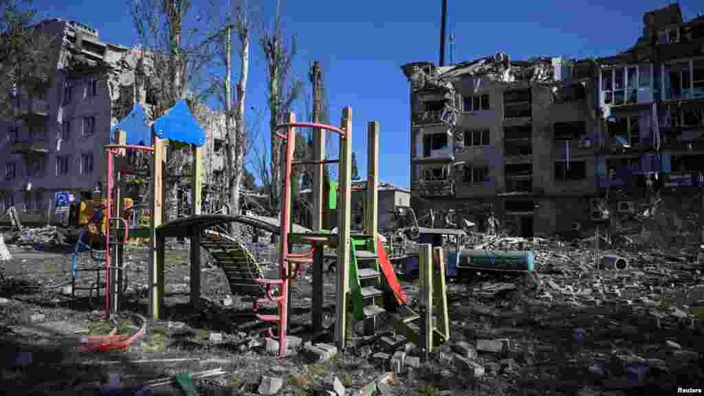 Az orosz rakétacsapás által megrongált játszótér lakóépületekkel az ukrajnai Pokrovszkban 2023. augusztus 8-án. Hétfő este kétszer is találat érte a kelet-ukrajnai várost, legalább nyolc ember, köztük öt civil halt meg