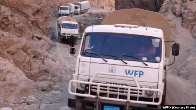 ارشیف: په افغانستان د ډبلیوایفپي کارکوونکي د خوراکي توکو د لېږد پر مهال