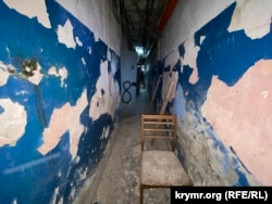 Коридор и двери камер в подвале Херсонского управления полиции, где во время оккупации российские военные удерживали задержанных украинцев