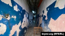 Коридор и двери камер в подвале областного управления полиции, где оккупанты пытали задержанных. Херсон, Украина, 2022 год 