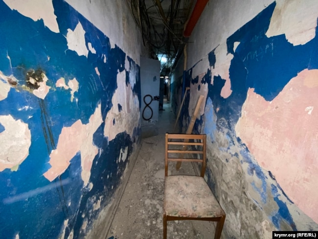 Коридор та двері камер в підвалі Херсонського управління поліції, де також під час окупації російські військові утримували затриманих українців
