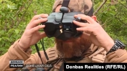 Боєць 24 ОМБр в окулярах, які використовуються для управління FPV-дронами