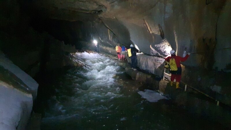 Pet osoba zarobljeno u pećini u Sloveniji, spasioci čekaju pad nivoa vode