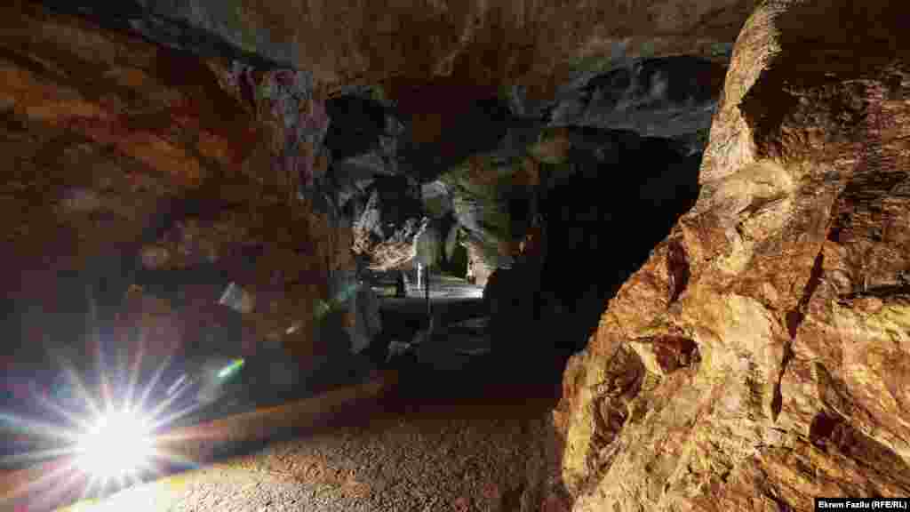 Ulaz u pećinu nalazi se na nadmorskoj visini od 580 metara.