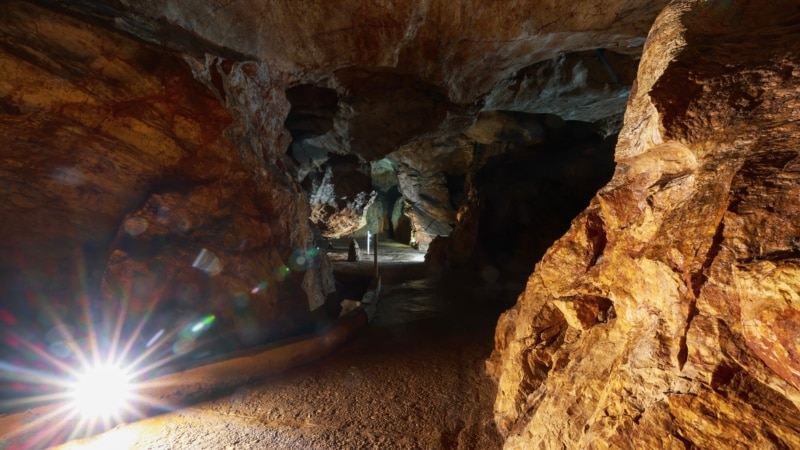 Rritja e gurëve: Brenda shpellës mijëravjeçare