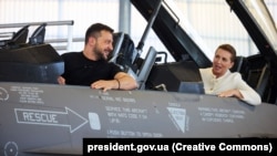 Volodimir Zelenski și prim-ministrul Danemarcei, Mette Frederiksen, într-un avion de luptă F-16 la baza aeriană Skrydstrup din Vojens, Danemarca, 20 august 2023.