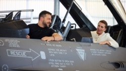 Președintele ucrainean, Volodimir Zelenski, și prim-ministra daneză, Mette Frederiksen, într-un avion de vânătoare de producție americană F-16 la baza aeriană Skrydstrup din Danemarca, pe 20 august 2023. 