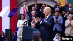 Presidenti amerikan, Joe Biden, gjatë fjalimit të mbajtur në oborrin e Universitetit të Vilniusit. 12 korrik 2023.