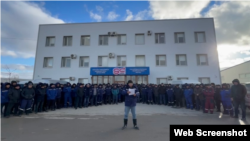 "Великая стена" компаниясының жұмысшылары президентке үндеу жасап тұр.