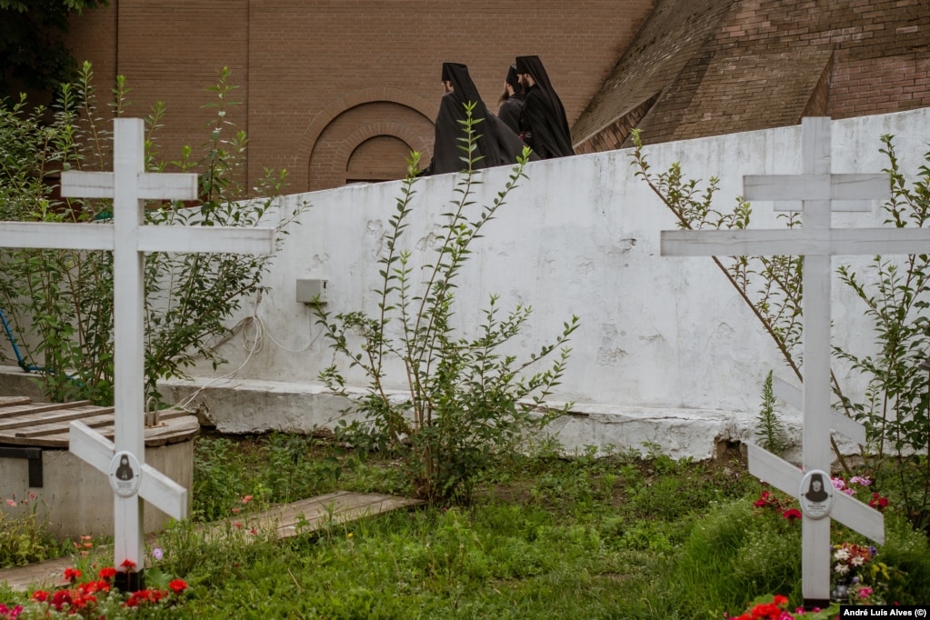 Murgjit duke ecur pranë varreve të vëllezërve të tyre të vrarë nga granatimet.