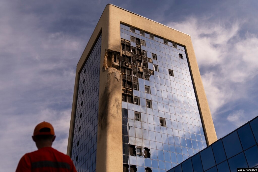 La facciata di un edificio governativo è stata danneggiata a Kiev in seguito agli attacchi dei droni russi, il 2 agosto 2023.
