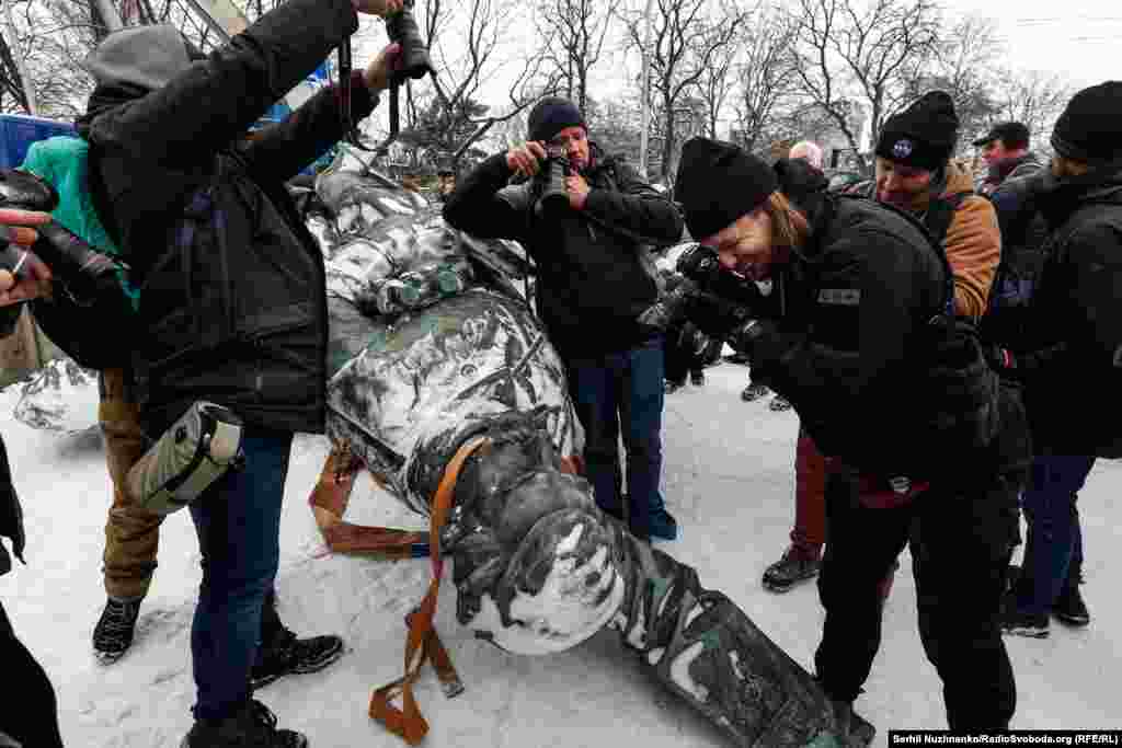 Фотографи знімають демонтований пам&#39;ятник Щорсу