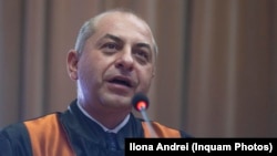 După aproape o lună de negocieri, alianța PSD-PNL a optat pentru un candidat comun, Cătălin Cîrstoiu, și pentru liste și candidați comuni la toate consiliile de sector. Așa speră să-l înfrângă pe Nicușor Dan, susținut de alianța Dreapta Unită.