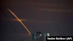 Raketat ruse mbi qiellin e Kharkivit, Ukrainë, në agimin e së premtes, më 24 mars 2023.