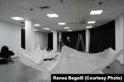 Fotografi gjatë përgatitjes së ekspozitës së Renea Begollit dhe Luiza Thaqit, që shihet edhe në foto.