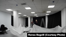 Fotografija tokom pripreme izložbe Renea Begolija i Ljuize Tači, koja se takođe može videti na fotografiji.