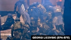 Zeci de răniți în confruntările dintr-un oraș cu majoritate sârbă din Kosovo 