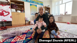 Алия Ысымгалиева живёт в местной школе с пятью детьми. Село Каратал, 13 апреля 2024 года