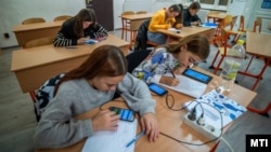 Ukrajnából menekült gyerekek online tanórán vesznek részt a budapesti Baross Imre Artistaképző Intézetben 2022. november 9-én (képünk illusztráció)