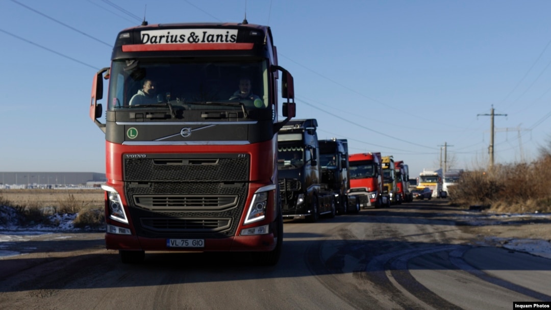TIR-uri pleacă dintr-o parcare din Bolintin Vale în drum spre Centura Capitalei, pe 11 ianuarie 2024 (Imagine de arhivă).