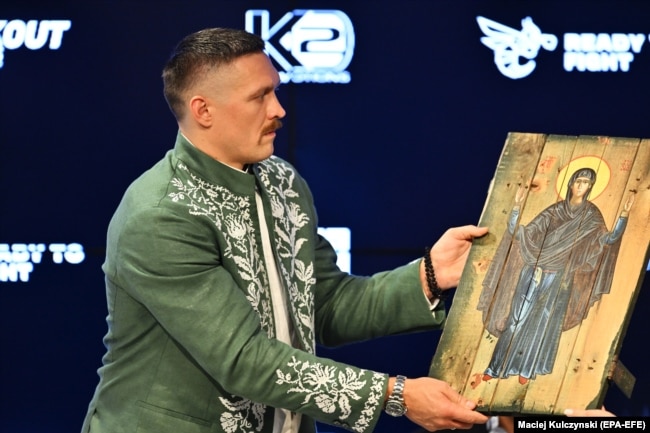 Oleksandr Usyk mban një ikonë gjatë konferencës për shtyp në Vroclav, Poloni, më 24 gusht 2023.