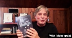 Американський письменник українського походження Даніель Григорчук показує свою книгу «Міф та Божевілля» (скріншот з відео)