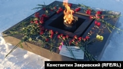 Several dozen women came to the eternal flame in St. Petersburg, Russia, on January 20 to place carnations in protest of the way Russian soldiers have been treated while fighting in Ukraine.