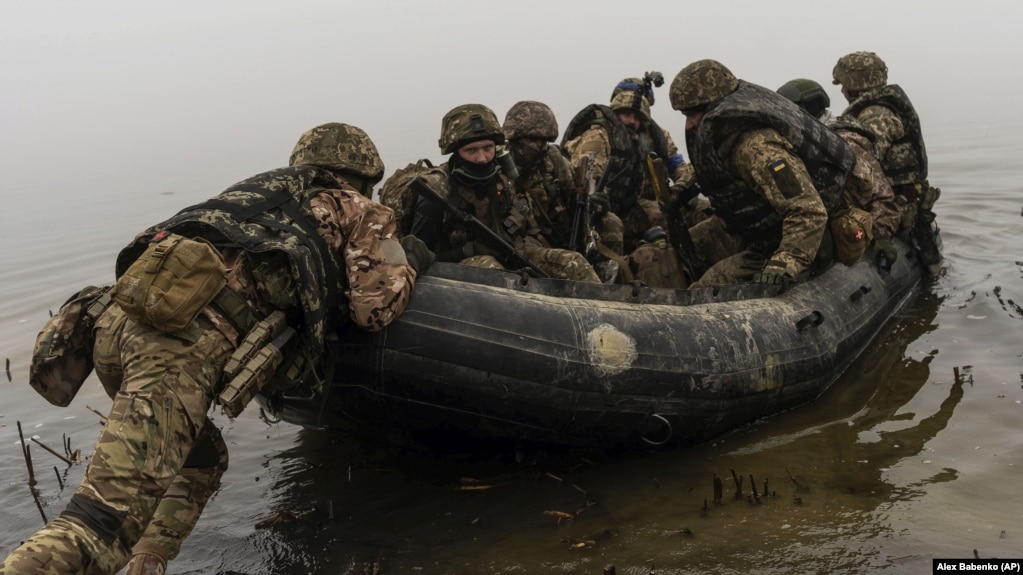 Група українських морських піхотинців відпливає від берега Дніпра на передовій під Херсоном, 14 жовтня 2023 рік