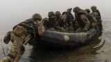 Група українських морських піхотинців відпливає від берега Дніпра на передовій під Херсоном, 14 жовтня 2023 рік