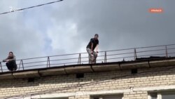 Протест на крыше. В Уральске выпускники детдомов не хотят покидать общежитие не время ремонта, боясь потерять жильё