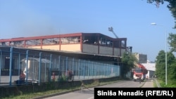Požar još tinja u fabrici, ali se nije proširio na susjedne objekte, Banja Luka, BiH, 25. avgust 2023.