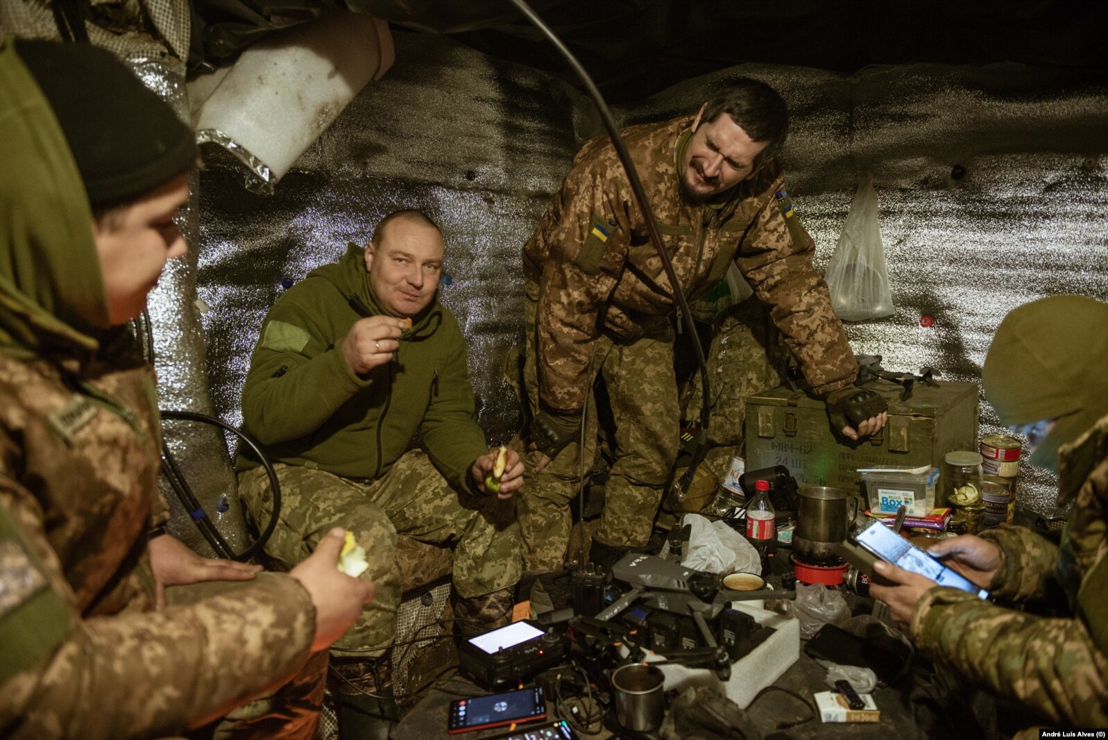 Ushtarët ukrainas duke u çlodhur në rajonin e Donbasit.