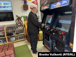 Stamatović je svoje zanatske veštine usavršio i za popravku starih video-igara i audio-opreme. Sva ta oprema sada je u funkciji.