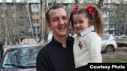 Шахтёр Дамир Калимуллин с дочерью. Горняк погиб в результате аварии на шахте имени Костенко