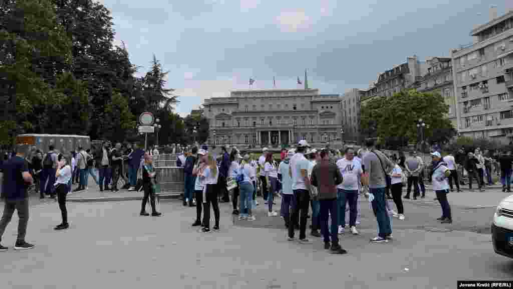 Група приврзаници на Српската напредна странка пред градското собрание на Белград.