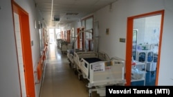 Új elektromos kórházi ágyak az átadásuk alkalmából tartott sajtótájékoztatón az ajkai Magyar Imre Kórház folyosóján 2023. június 16-án (képünk illusztráció)