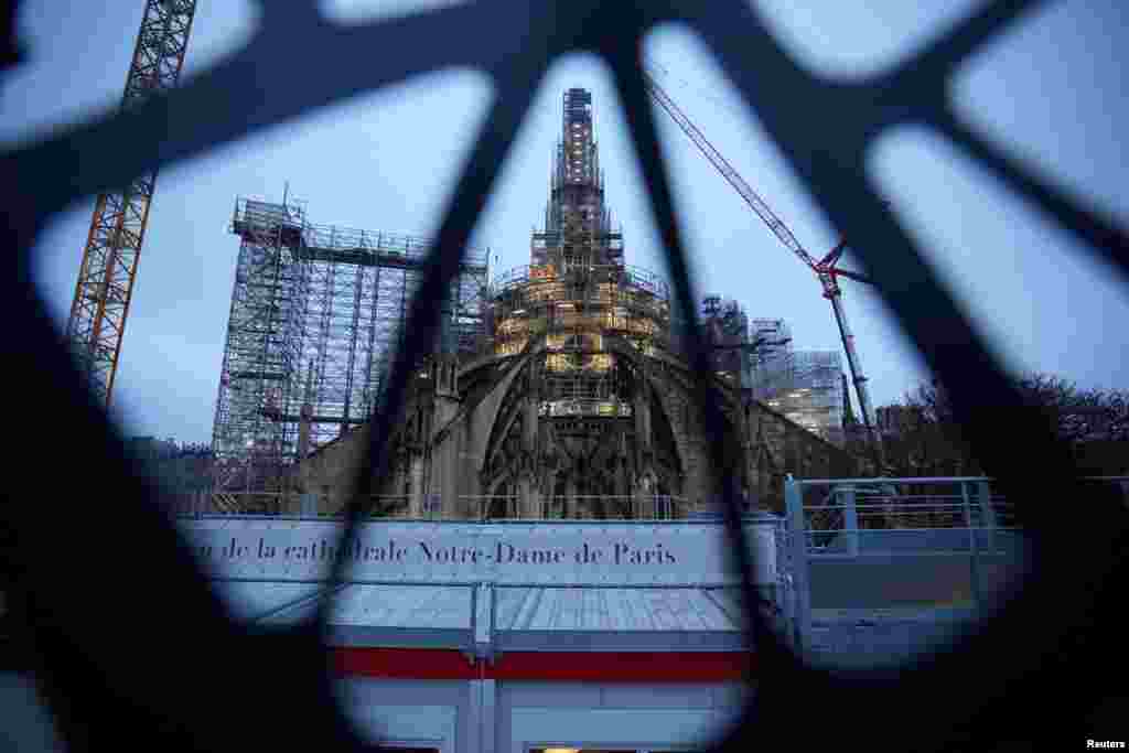 Një pamje e katedrales Notre Dame de Paris të premten e 8 dhjetorit 2023 në Paris, Francë. Presidenti francez, Emmanuel Macron, e vizitoi katedralen të premten, duke shënuar numërimin mbrapsht njëvjeçar për rihapjen e saj më 2024. Katedralja po rindërtohet pas zjarrit që e kaploi katër vjet më parë, më 15 prill 2019.&nbsp;