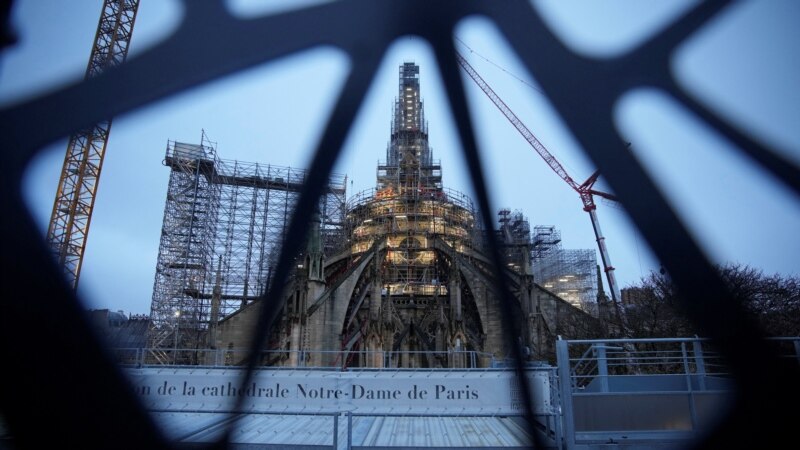 Rindërtimi i katedrales Notre Dame pas dëmtimit nga zjarri