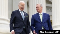 Președintele SUA, Joe ,Biden și președintele Camerei Reprezentanților, Kevin McCarthy, pe treptele Camerei Reprezentaților, Washington, 17 martie 2023