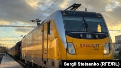 Між Україною та Чехією нині єдине залізничне сполучення. Укрзалізниця везе пасажирів до польського Перемишля, а звідти чеський RegioJet доправляє пасажирів до Праги