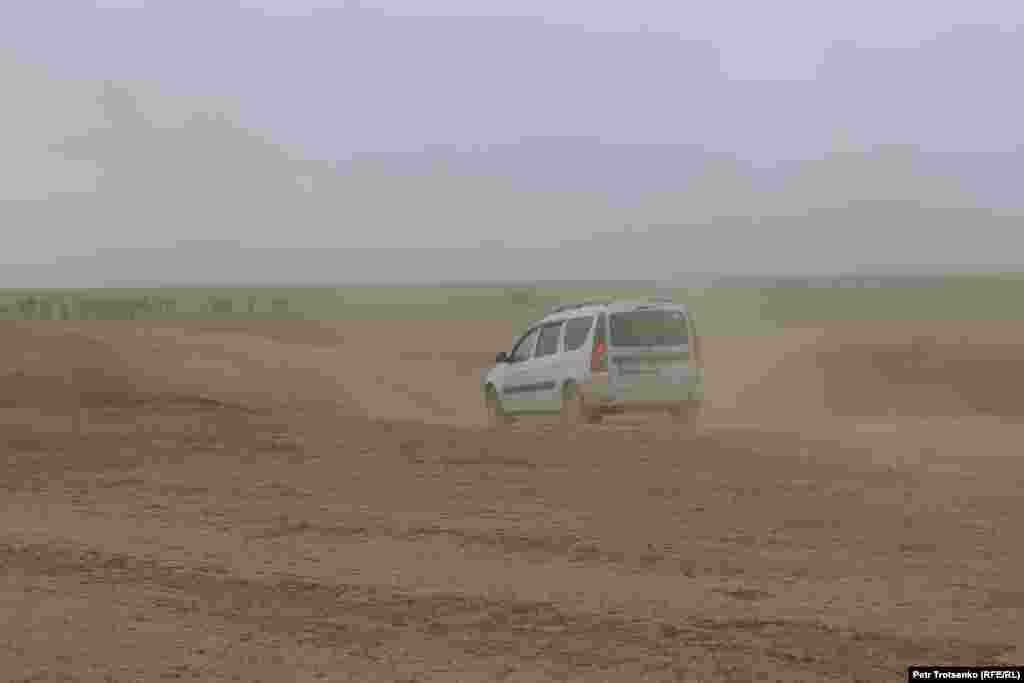 A car on the dirt road leading to Saykhin From the West Kazakhstan regional capital of Oral (known in Russian as Uralsk), to Saykhin, there are 550 kilometers of hard driving.&nbsp;The first half of the road is sealed, the last is a dusty steppe track, which even four-wheel drive cars can&rsquo;t traverse after rain. Regional authorities&nbsp;promised to open a new road by 2021, but work on the project has not yet been completed. &nbsp;