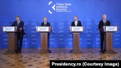 Conferința de presă a patru lideri, la finele părții politice a summitului I3M: Andrej Plenkovic (premierul Croației), Andrzej Duda (președintele Poloniei), Klaus Iohannis (președintele României), Gitanas Nauseda (președintele Lituaniei).