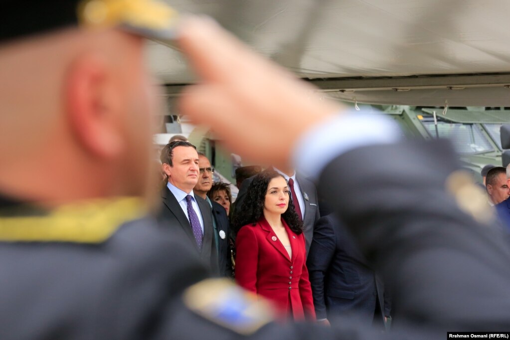 Presidentja e Kosovës, Vjosa Osmani, dhe kryeministri Albin Kurti, morën pjesë në ceremoninë e hapjes së stërvitjeve ushtarake &quot;Defender Europe 2023&quot;. Kurti tha se kjo është ngjarja më e madhe stërvitore ushtarake që ka ndodhur ndonjëherë në Kosovë. &nbsp;