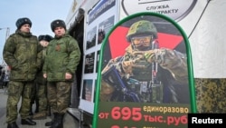 Orosz katonák állnak egy mobil toborzóközpont mellett Rosztov-na-Donuban 2024. március 3-án