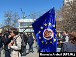 სასამართლოს ეზოში აქტივისტი ლაზარე გრიგორიადისის გათავისუფლებას მოითხოვს